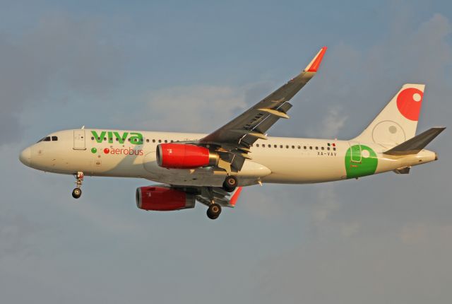 Airbus A320 (XA-VAV) - Viva Aerobus / Airbus A320-232 - MSN 7020 / XA-VAV / MMMX 06/2019