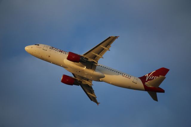 Airbus A320 (N635VA)