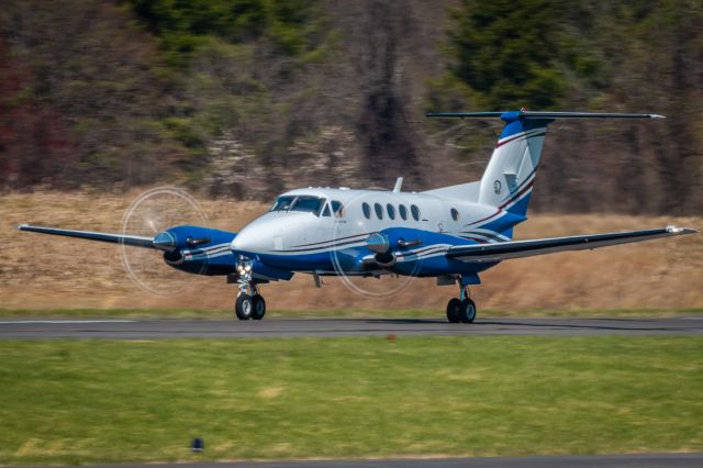 Beechcraft Super King Air 200 (N722TR) - Beechcraft Super King Air 200 N722TR taking off at KLOM (Wings Field)