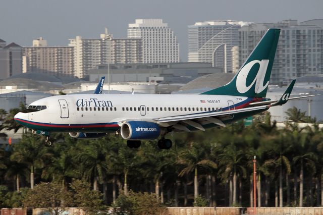 Boeing 737-700 (N281AT) - Landing at FLL.