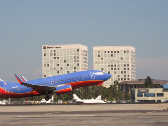 Boeing 737-700 (N483WN) - Taking off from RWY 19R