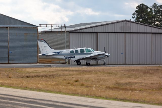 Beechcraft Baron (58) (N584R) - Caught this beauty taxiing from the hangar to RWY 18 for an afternoon trip to central Texas.