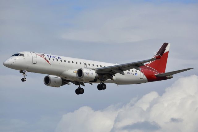Embraer ERJ-190 (N983TA)