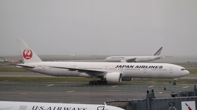 BOEING 777-300ER (JA735J) - also: FGSPQ (AFR B772) in the background