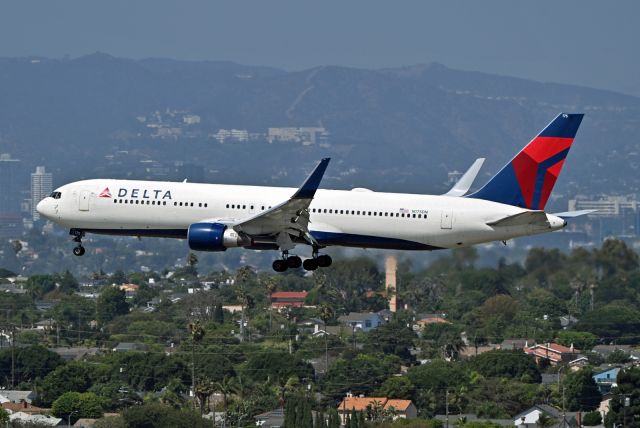 BOEING 767-300 (N175DN)