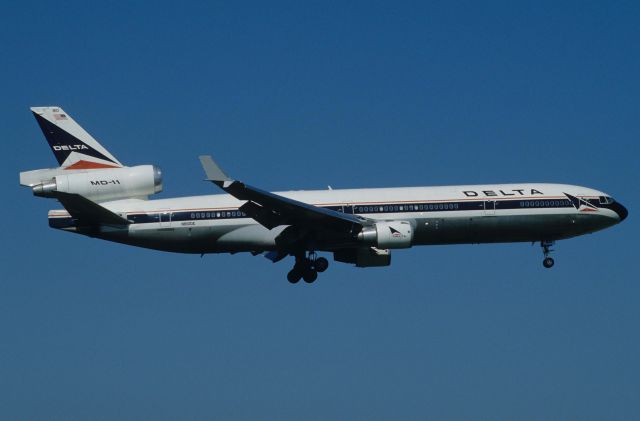 Boeing MD-11 (N810DE) - Final Approach to Narita Intl Airport Rwy16R on 1997/07/19