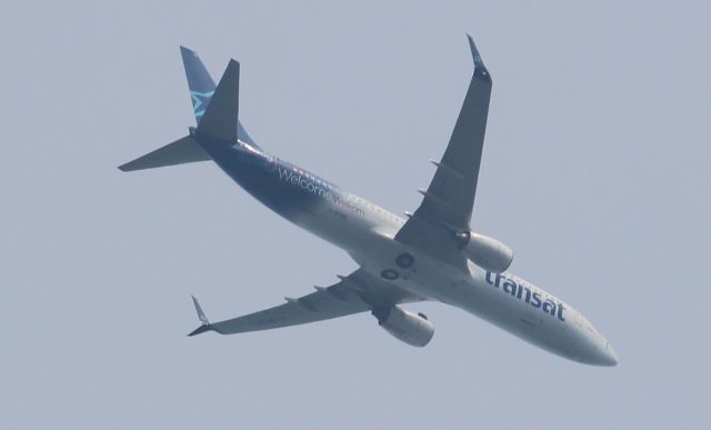 Boeing 737-800 (C-GTQC) - Taken from the University of Toronto campus