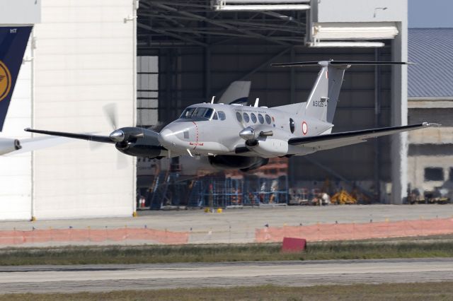 BOEING 737-400 (ASA1126) - AFM Beech Kingair 