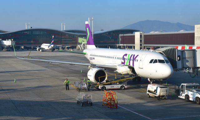 Airbus A320 (CC-AZQ) - Sky Airline Airbus A320-251N CC-AZQ in Santiago 