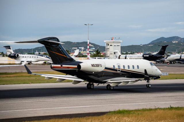 Bombardier Challenger 300 (N535FX)