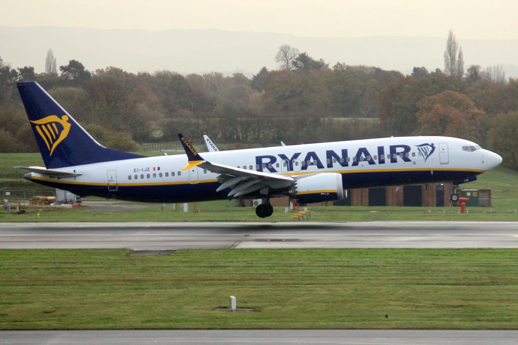 Boeing 737 MAX 8 (EI-IJZ) - On short finals for rwy 23R on 11-Nov-24 operating flight RYR2132 from GCRR.