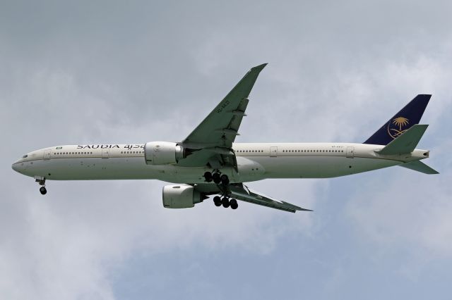 BOEING 777-300 (HZ-AK27)