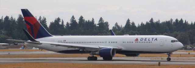 BOEING 767-300 (N1613B)