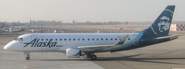 Embraer 175 (N173SY) - Fresno International Airport terminal