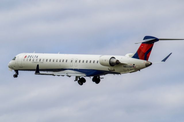 Canadair Regional Jet CRJ-900 (N823SK) - Soaring off to Detroit