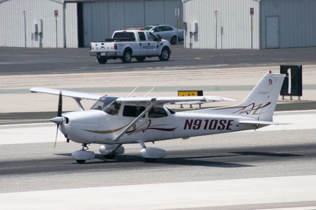 Cessna Skyhawk (N910SE)