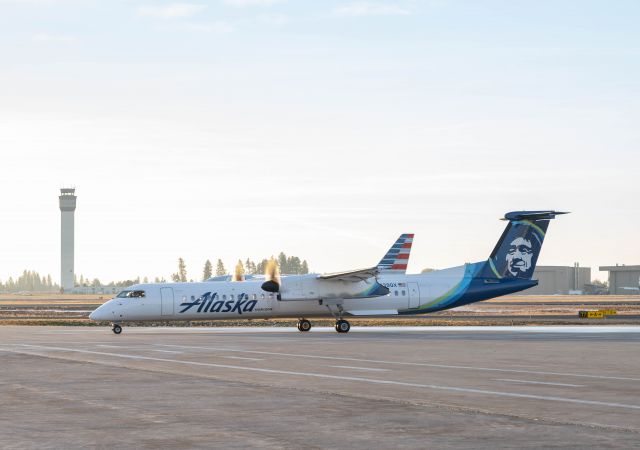 de Havilland Dash 8-400 (N439QX)