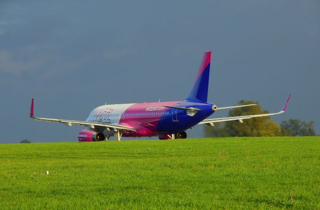 Airbus A320 (HA-LYT) - EPLB