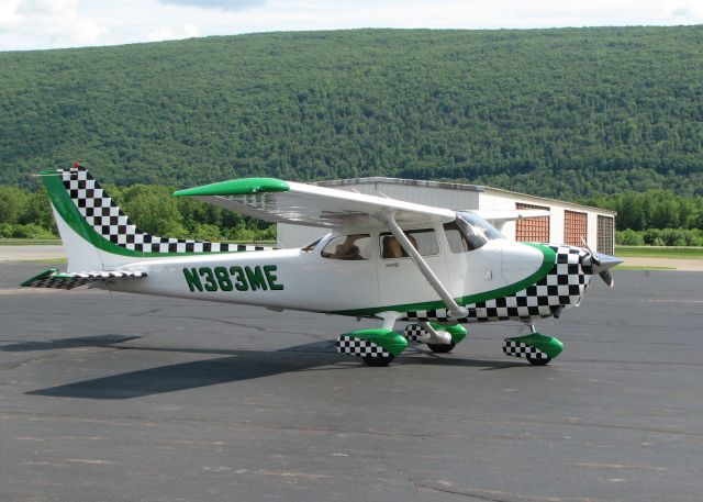 Cessna Skyhawk (N383ME) - Now this is a nice looking C172!