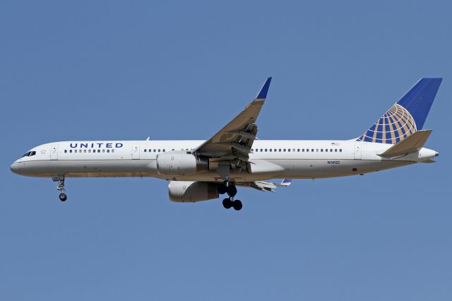 Boeing 757-200 (N14121)