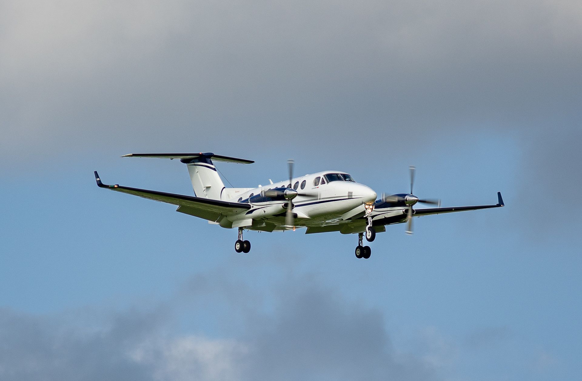 Beechcraft Super King Air 300 (N125KA) - N125KA Super King Air 350 short final at KLEX.