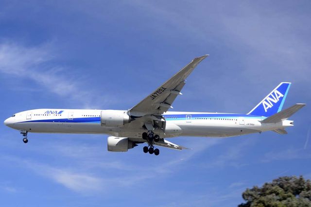 BOEING 777-300 (JA789A) - All Nippon Boeing 777-381ER JA789A at LAX on September 21, 2012. It first flew on June 23, 2010. Its construction number is 40587. It was delivered to All Nippon on June 30, 2010.