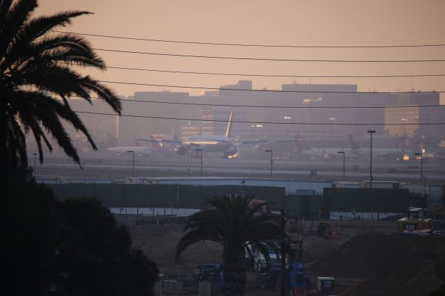 BOEING 777-300ER (N2332U)