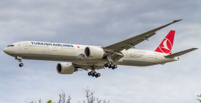 BOEING 777-300ER (TC-JJK) - A wonky approach for TK17 to runway 05 at YYZ