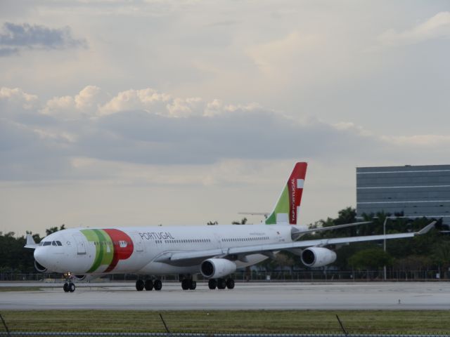 Airbus A340-300 (CS-TOB)