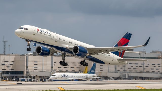 Boeing 757-200 (N6704Z) - Delta 757-200 takeoff out of FLL on runway 28L