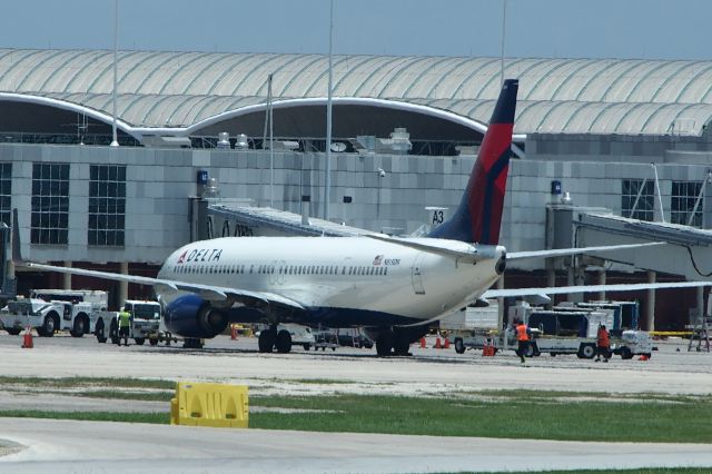 Boeing 737-700 (N819DN)