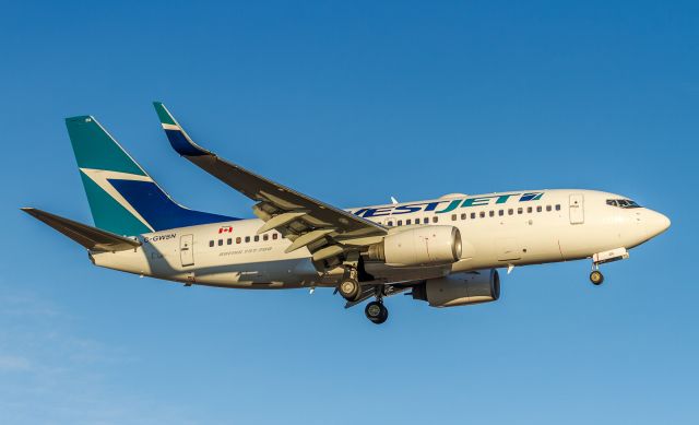 Boeing 737-700 (C-GWSN)