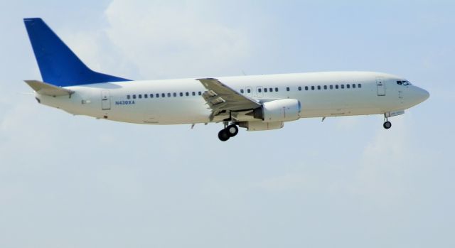 BOEING 737-400 (N430XA)