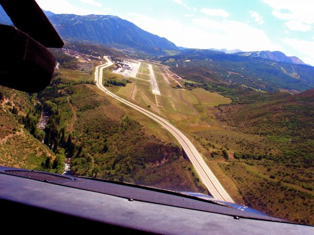 Cessna Skylane (N487TC) - Turning final on a hot summer day in Aspen