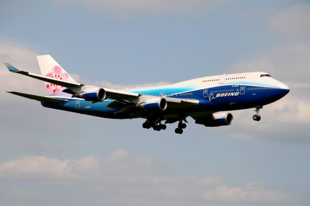 Boeing 747-400 (B-18210)