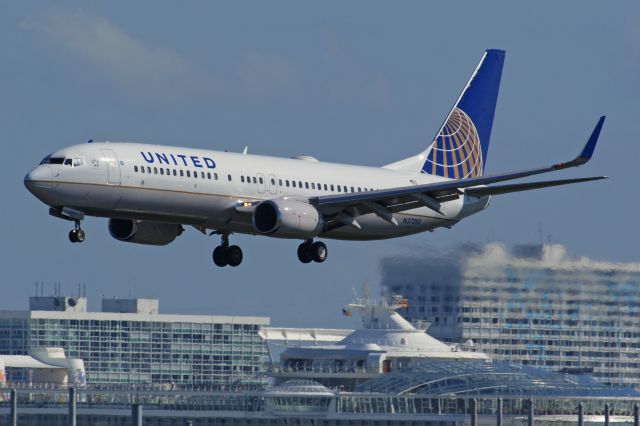 Boeing 737-700 (N37293) - On final over cruise ship port of Ft. Lauderdale