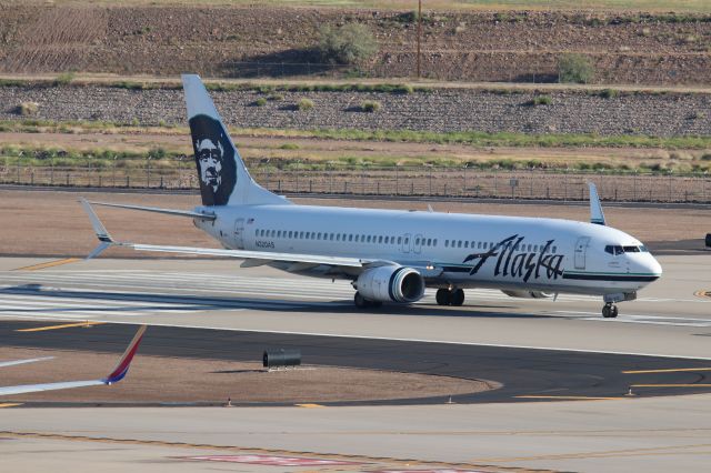 Boeing 737-900 (N320AS)