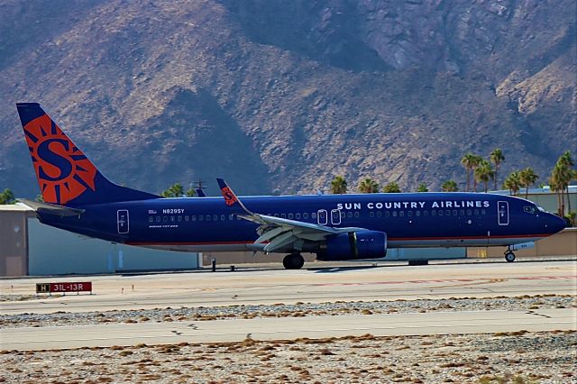 Boeing 737-700 (N829SY)