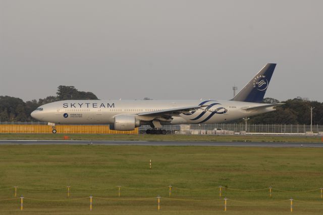 Boeing 777-200 (B-2056) - Taxi at NRT Airport on 2011/10/8 Sky Team c/s