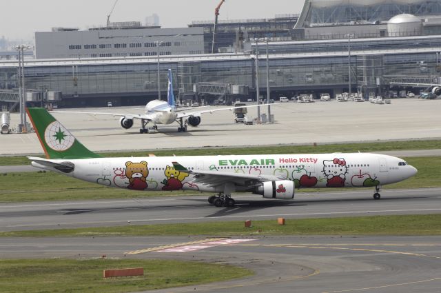 Airbus A330-300 (B-16332) - Landing at Haneda Intl Aitport Rwy34L on 2013/04/10 "Hello Kitty Apple c/s"