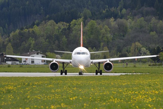 Airbus A319 (G-EZAL)