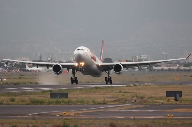 Airbus A330-200 (PT-MVU)