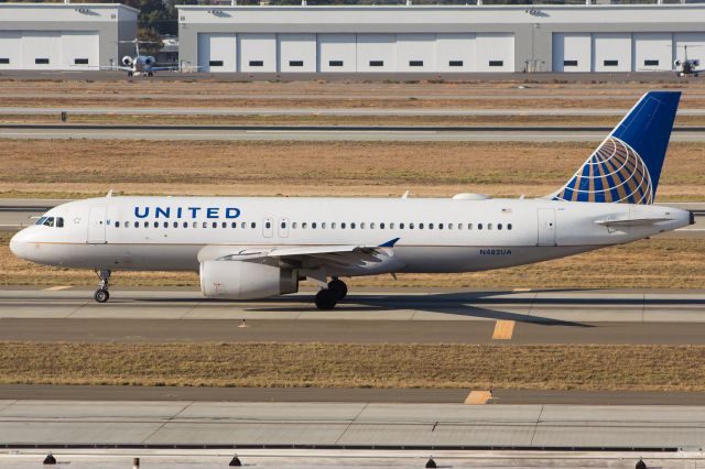 Airbus A320 (N482UA)