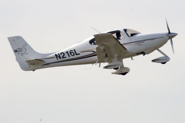 Cirrus SR-22 (N216L)