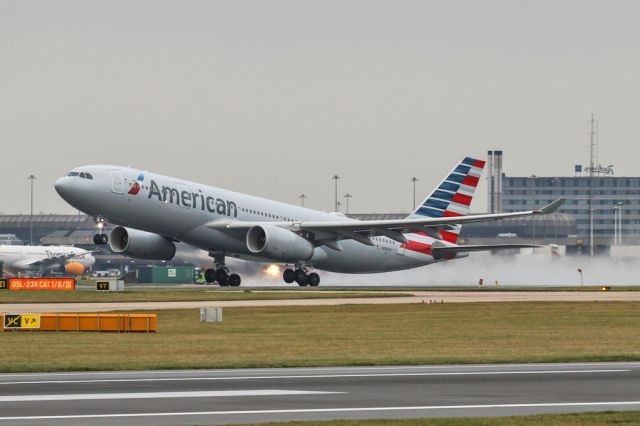 Airbus A330-200 (N290AY) - AAL735 departing to PHL