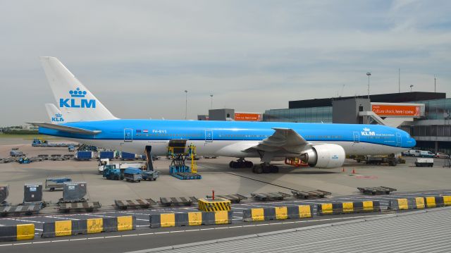 BOEING 777-300ER (PH-BVS) - KLM Boeing 777-306(ER) PH-BVS in Amsterdam 