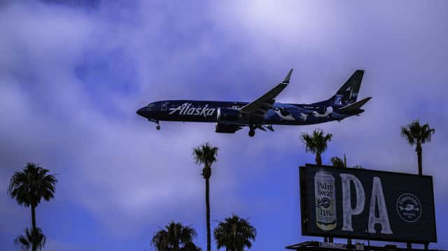 Boeing 737-900 (N932AK)