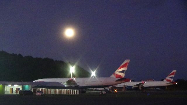 Boeing 777-200 (G-YMMF)