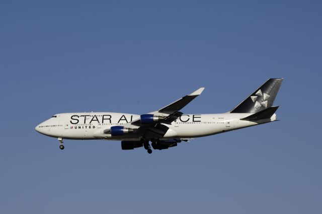 Boeing 747-400 (N121UA) - Final Approach to NRT Airport Runway 34L on 2011/12/31 Star Alliance c/s