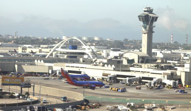 Boeing 737-700 (N421LV) - "Departure LAX" .. on return to KSJC (SW - #753)